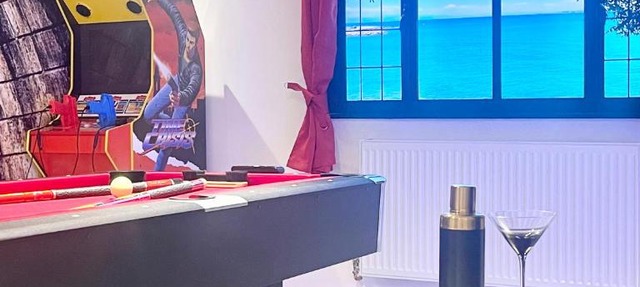 The Secret Agent Apartment - Brought to you by Coastline Retreats - Brand New - 2 mins walk to Beach - Childrens play den - Pool Table - Time Crisis Arcade Machine
