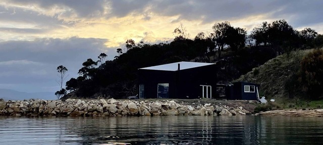 The Studio - Seclusion by the water with your own private beach.