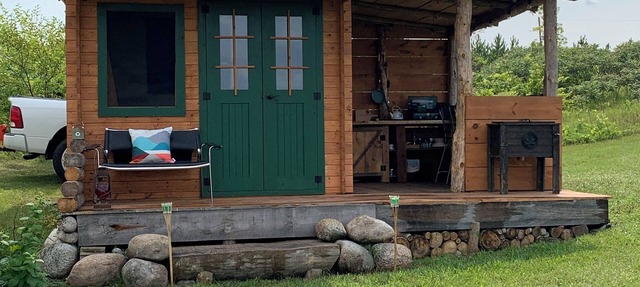 Tiny Oaks Cabin Cozy and private with sleeping loft, walking distance to lake!