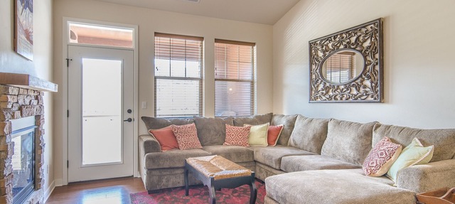 Top Floor Condo. Pool & hot tub Access! Portable A/C units. 1 car garage