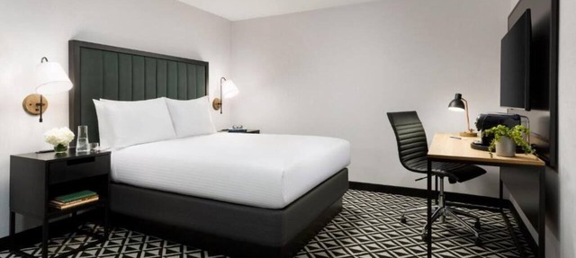 Town House Queen Room at Arcadian Hotel! Close to Coolidge Corner Theatre