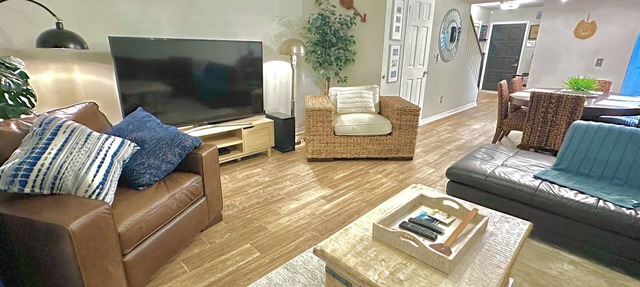 Townhome w Balcony, Workspace, Game room -Perfect for Work and Student Travelers