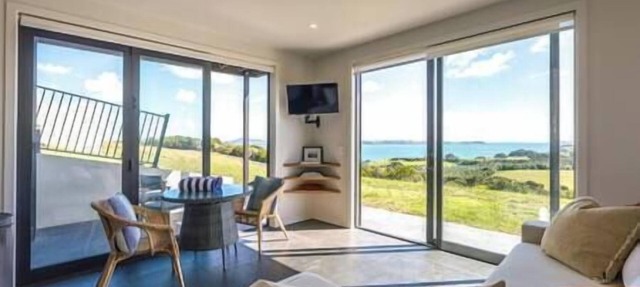 Tradewinds Apartment by Waiheke Pure - Sweeping views, pool, hot tub, peaceful
