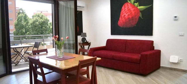 Transit, Train Station 20 min from Rome and Parking