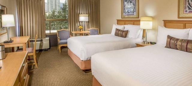 Travel Destination! Parking and Seasonal Pool, Near Bellevue Downtown Park