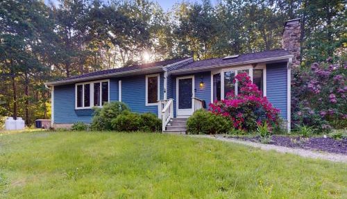 Tree-lined home with screened porch & perfect Midcoast location