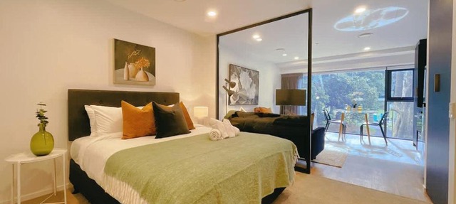 Tree-Lined Parkside Holiday Studio with Pool & Gym