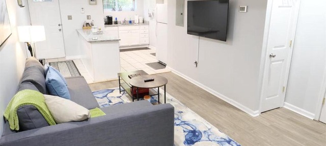 Trendy Apt in Bloomingdale - Parking
