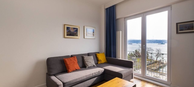 Trendy Waterfront Apt. with a Striking View