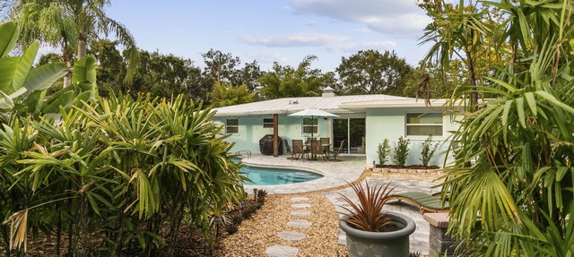 Tropical 3bd bungalow with pool! Walk to Bayshore!