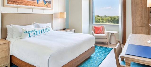 Tropical-Inspired Guest Suite With Stylish Swimming Pool Near Kansas Speedway