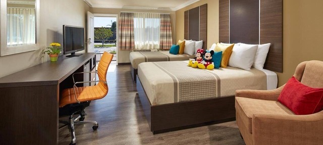 Unforgettable Stay w/Outdoor Pool, Near Attractions, Steps to Disney!