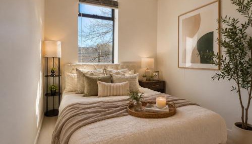 Unique 2 Bedroom Apartment Near Chinatown Rogers Arena and Seawall