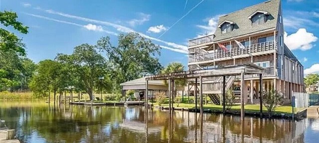 Unique Bayou Waterfront Whimsical home in family neighbor