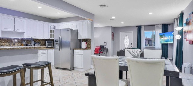 Unique Escape GameRoom! Bar, BBQ, Spacious, and Near Beach