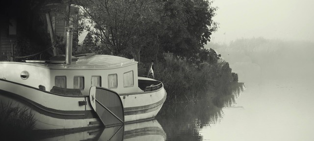Unique nature experience on the water, Bed in boat Jisperveld