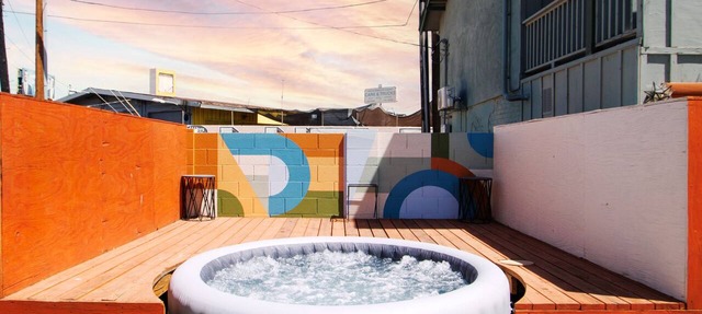 Unique "NEW" Studio Retreat - Hot Tub - Mins to Downtown, PHX Airport & ASU