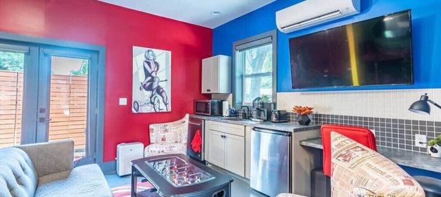 Unique studio w/pool, spa & gardens near downtown