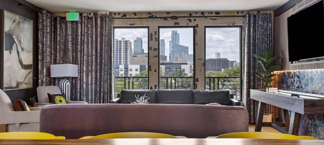 (Unit 4) 6th Street Suite: 4BR/11Beds - Pool, Rooftop, Garden Bars, Walk to Everything!