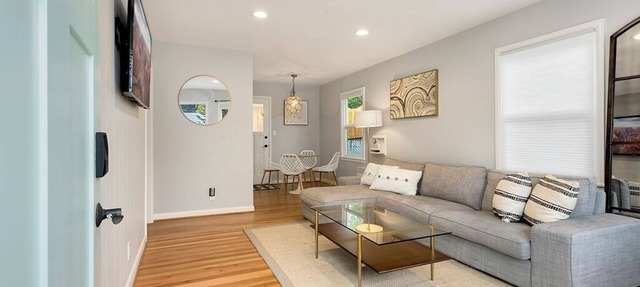 Updated NE Seattle · 2BR · Yard · Near Light Rail