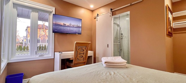Upgraded Rooms with Bath 7-min to Subway Near Downsview Rogers Stadium