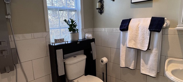 Upper Darby Studio Apartment w/WiFi, AC and a Private Deck.