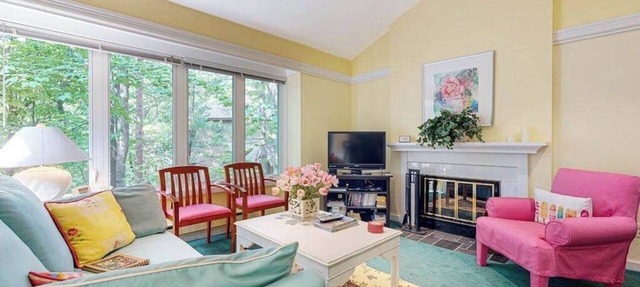 Upper-level condo with forest views, fireplace, soaking tub & high-speed WiFi
