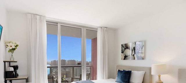 Upper studio w/Balcony + Pool + Gym- Near Beach