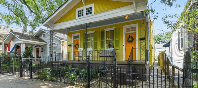 Uptown double near shopping, restaurants and bars!