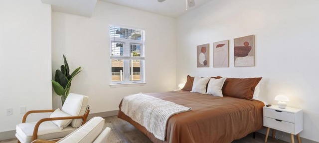Uptown Luxury - Top Floor King Suite, Free Parking