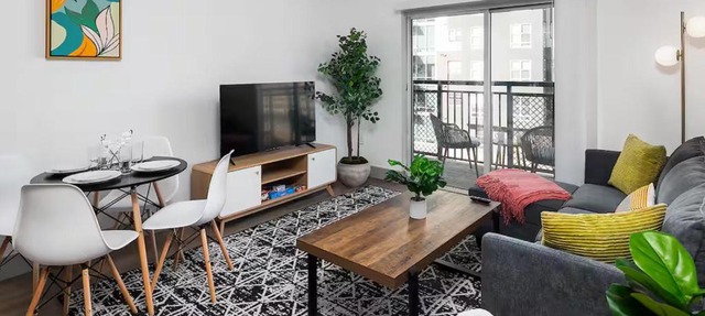 Urban Retreat - Free Parking, WiFi, Walk to Stadium
