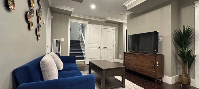 VANCOUVER 2BR SUITE WITH PRIVATE ENTRANCE-NEAR YVR/DT/RMD-FREE PARKING