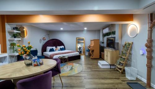 VIBES! Free Parking, Piano, King Bed
