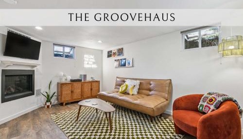 Vibrant 70s Bungalow Vacation Haven on Green Lake