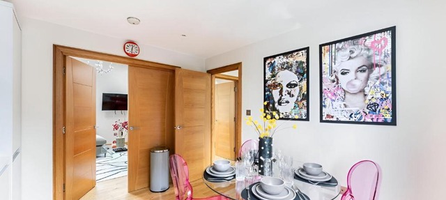 Vibrant Urban Escape, Family Friendly - Sleeps 8!