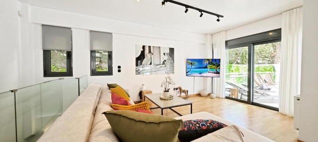Voula Private Pool, Beach, Home cinema Apartment