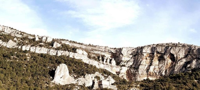 Vue panoramique sur le château,montagne et grottes