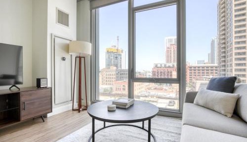 W Loop Studio w Deck Pool Gym 3 blocks to L CHI-644