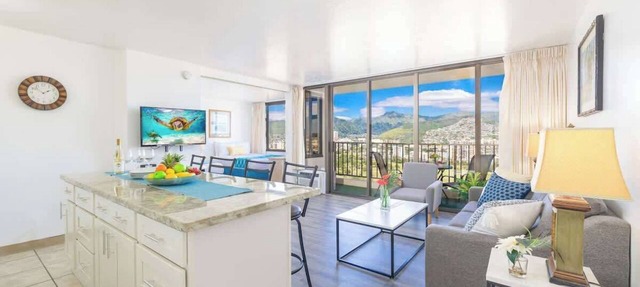 Waikiki Banyan retreat w/pool, hot tub & sauna