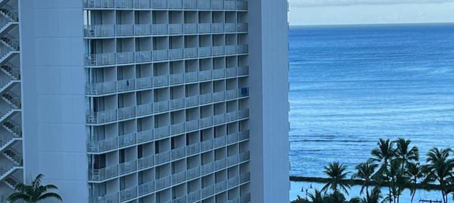 Waikiki Condo 2 Bedrooms 2 Bathrooms with 1 free parking space