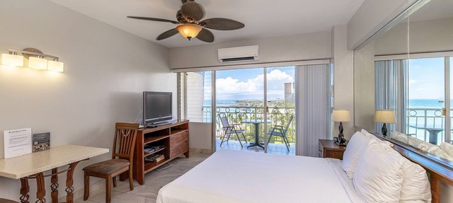 Waikiki shore - Spectacular ocean views studio unit w/ nearby parking