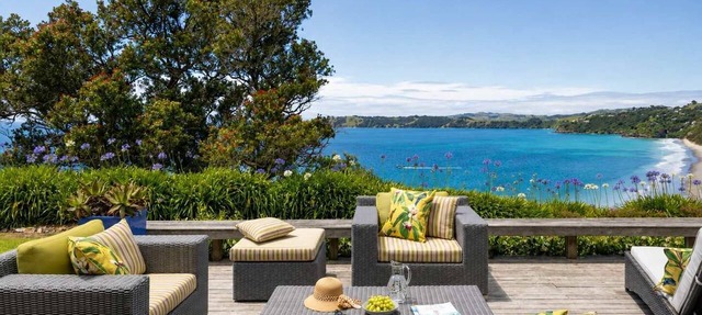 Wairua - Luxury living, views over Onetangi Beach