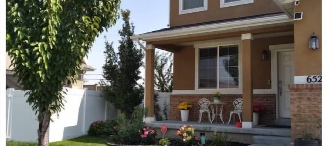 Wake up to the best panoramic views in this cozy 3-bedroom house.