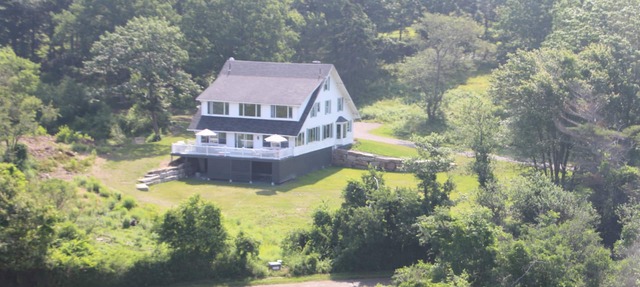 Walk the beach or watch the tides from "Boatyard". 6 bedrooms, AC, waterfront!