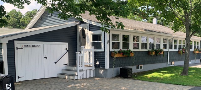 Walk to the Beach from this charming 1 bedroom cottage in Camp Ellis!