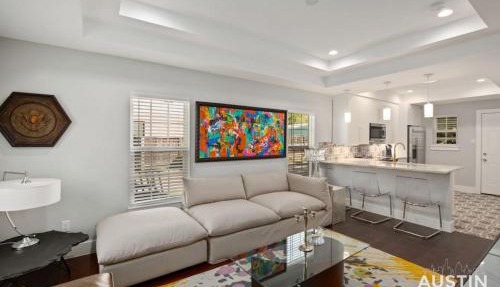 Walk to UT and E 6th in ATX House and Free Swim Club by Austin Vacay