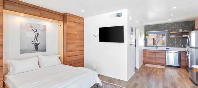 Walkable DTPH Studio w/Pool and Parking