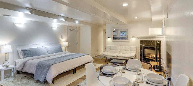 Walkable Green Lake Studio w/Fireplace
