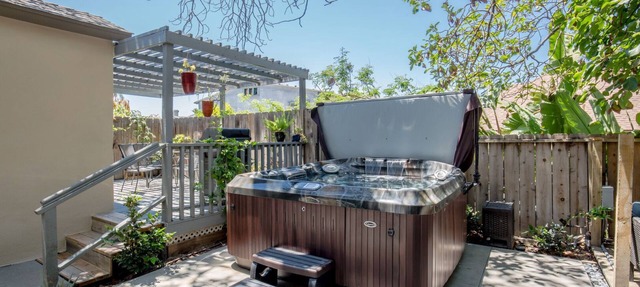 Walkable to Downtown, NEW Jacuzzi, Fire pit, Outdoor Kitchen w Built in BBQ (F)