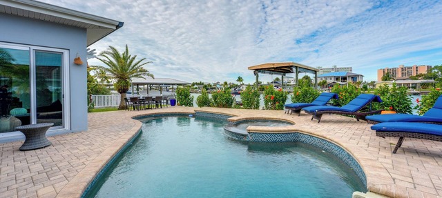 Walkable Waterfront Paradise: Home in Clearwater!